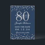 Silver 80th Birthday Save Datum Details Navy Blue Kaart<br><div class="desc">Elegant "70th Birthday Party" ontwerp met faux glitter confetti & details tekst. Makkelijk te gebruiken en makkelijk te personaliseren. Bestel vandaag nog!</div>