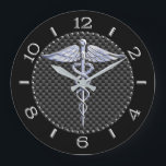 Silver-achtige zwarte caduceus-symbool grote klok<br><div class="desc">Het symbolische zilver zoals het medische symbool Caduceus hier op een zwarte koolstof gedrukte achtergrondklokzijde. De caduceus-slangen zijn zo ontworpen dat ze eruit zien alsof ze van chroom zijn gemaakt. Goed voor een afstuderen, een verklaring voor je beroep, of voor een cadeau met die medische zorg die je zoekt. Klinkt...</div>