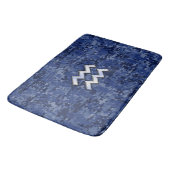 Silver Aquarius Zodiac Sign Navy Blue Digital Camo Badmat (Gekanteld)