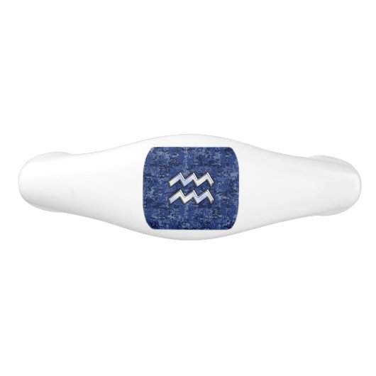 Silver Aquarius Zodiac Sign Navy Blue Digital Camo Keramische Ladegreep (Voorkant)