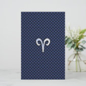 Silver Aries Zodiac Sign Navy Carbon Style Briefpapier (Staand voorkant)