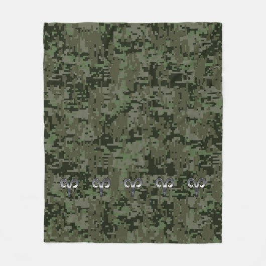 Silver Aries Zodiac-symbool op Green Digital Camo Fleece Deken (Voorkant)