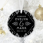 Silver Art Deco Wedding Monogram Foto Ornament<br><div class="desc">Elegant en glamoureus rond bruiloft nieuw ornament,  geïnspireerd door de  kunstdecostijl en de aantrekkelijke twintigste. Het ontwerp van het ornament kenmerkt een zwarte en zilveren grijze kleurenregeling met  decoratief lijst en de tekst van het douanemonogram met foto op de achterkant.</div>