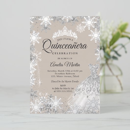 Silver Beige Winter Snowflake Quinceanera Folie Uitnodiging (Staand Voorkant)