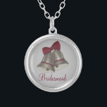 Silver Bell Wedding Party Gift Bridesmaid Ketting<br><div class="desc">Ketting heeft een originele markeringsillustratie van een paar zilveren trouwgordels,  met BRIDESMAID in een  Bourgogne lettertype. Een geweldige huwelijkscadeau!</div>