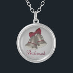 Silver Bell Wedding Party Gift Bridesmaid Ketting<br><div class="desc">Ketting heeft een originele markeringsillustratie van een paar zilveren trouwgordels,  met BRIDESMAID in een  Bourgogne lettertype. Een geweldige huwelijkscadeau!</div>