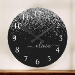 Silver Black Glitter Script Monogram Girly Name Ronde Klok<br><div class="desc">Zwart en Zilver Sparkle Glitter borstelde het Monogram van het Manuscript naamklok. Dit maakt de perfecte liefhebbende 16 verjaardag,  bruiloft,  vrijgezellenfeest,  verjaardagsdag,  baby shower of vrijgezellenfeest voor iemand die van luxe glam en stijl houdt.</div>