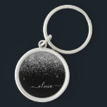 Silver Black Glitter Script Monogram Girly Name Sleutelhanger<br><div class="desc">Silver and Black Sparkle Glitter Script Monogram Name Keychains (Sleutelhanger). Dit maakt de perfecte liefhebbende 16 verjaardag,  bruiloft,  vrijgezellenfeest,  verjaardagsdag,  baby shower of vrijgezellenfeest voor iemand die van luxe glam en stijl houdt.</div>