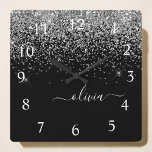 Silver Black Glitter Script Monogram Girly Name Vierkante Klok<br><div class="desc">Silver en Black Sparkle Glitter Script Monogram Name Clock. Dit maakt de perfecte liefhebbende 16 verjaardag,  bruiloft,  vrijgezellenfeest,  verjaardagsdag,  baby shower of vrijgezellenfeest voor iemand die van luxe glam en stijl houdt.</div>