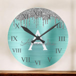 Silver Blauwgroen Glitter geborsteld Metaal Monogr Ronde Klok<br><div class="desc">Silver and Teal Aqua Blue Faux Foil Metallic Sparkle Glitter Brushed Metal Monogram Name and Initial Luxury Wall Clock. This makes the perfect sweet 16 birthday,  wedding,  bridal shower,  verjaarary,  baby shower or bachelorette party gift for someone that loves glam luxury and chic styles.</div>