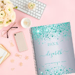 Silver blauwgroen glitter naammanuscript 2023 planner<br><div class="desc">Een faux zilvervormende achtergrond met blauwgroen,  zee groen faux glitter stof. Personaliseer en voeg jouw naam toe. De naam wordt geschreven met een modern handgeschreven stijlmanuscript met swashes. Om de spoelbeurten te houden schrap slechts de steekproefnaam,  verlaat de ruimten of emoji's voor en na de naam.</div>