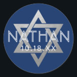 Silver Blue Bar Mitzvah Star van David Custom Ronde Sticker<br><div class="desc">Elegant moderne blauwe en zilveren klassieke streepjesmitswa-stickers met aangepaste naam,  datum en ster van David design. Deze streepjesmitzvah-stickers zijn stijlvolle en stijlvolle envelopzegels,  of op DIY-bar- en bat-mitzvah-partijdecor-projecten. Klik OP VERDER AANPASSEN om achtergrond- en tekstkleur,  lettertype of positie te bewerken.</div>