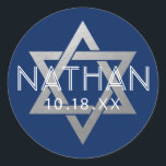 Silver Blue Bar Mitzvah Star van David Custom Ronde Sticker<br><div class="desc">Elegant moderne blauwe en zilveren klassieke streepjesmitswa-stickers met aangepaste naam,  datum en ster van David design. Deze streepjesmitzvah-stickers zijn stijlvolle en stijlvolle envelopzegels,  of op DIY-bar- en bat-mitzvah-partijdecor-projecten. Klik OP VERDER AANPASSEN om achtergrond- en tekstkleur,  lettertype of positie te bewerken.</div>