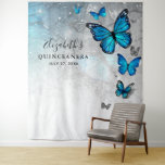 Silver Blue Butterfly Photo Backdrop Tapestations Wandkleed<br><div class="desc">Creëer uw eigen tapisserieën voor achtergronddruppels op maat met een elegante DIY-sjabloon met grote, prachtige zilveren en blauwe vlinders! Het kunstwerk dat door Raphaela Wilson wordt geïllustreerd, toont een gracieuze boog van grote monboogvlinders boven een mousserende glittersteen achtergrond. Deze florale met een vleugelige blauwe vlinderfoto-achtergronddruppels kunnen worden gepersonaliseerd door eenvoudigweg...</div>