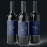 Silver Blue Cheers tot 60 jaar 60th Birthday Party Wijn Etiket<br><div class="desc">Dit moderne flessenetiket is perfect voor een chic marvy blue en Silver Colour Thema verjaardagsfeestje. Het ontwerp is voorzien van een zilveren typografie "60 jaar" en een gladde grafische vormgeving. U kunt de tekst en achtergrondkleur personaliseren. Overeenkomende uitnodigingen en partijbenodigdheden zijn beschikbaar in mijn winkel BaraBomDesign. Als je een aangepast...</div>