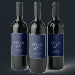 Silver Blue Cheers tot 60 jaar 60th Birthday Party Wijn Etiket<br><div class="desc">Dit moderne flessenetiket is perfect voor een chic marvy blue en Silver Colour Thema verjaardagsfeestje. Het ontwerp is voorzien van een zilveren typografie "60 jaar" en een gladde grafische vormgeving. U kunt de tekst en achtergrondkleur personaliseren. Overeenkomende uitnodigingen en partijbenodigdheden zijn beschikbaar in mijn winkel BaraBomDesign. Als je een aangepast...</div>