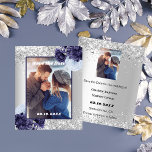 Silver blue floral foto Save the Date bruiloft Flyer<br><div class="desc">Let erop dat deze Save the date op flyer paper en erg dun is. Enveloppen zijn niet inbegrepen. Bezoek onze winkel voor meer informatie over het opslaan van de datumkaart (hetzelfde ontwerp). Faux zilverachtige achtergrond, versierd met blauw en lichtblauwe bloemen, bloemen en faux zilveren glitter, sparkles. Pas uw foto, namen...</div>