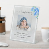 Silver blue floral photoherdenkings reclamebord met voetstuk (Insitu)