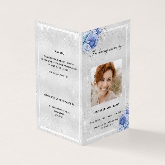 Silver blue florals foto glitter begrafenisprogram kaart (Buitenkant)