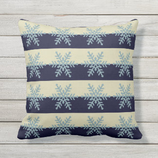 Silver Blue Snowflakes op gestreepte vakantiepilm Buitenkussen