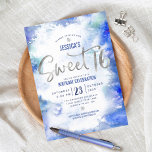 Silver Blue Waterverf Sweet 16 Verjaardags Modern Kaart<br><div class="desc">"Happy Sweet 16". Stuur deze prachtige, eenvoudige, feestelijke, moderne, gepersonaliseerde feestuitnodiging voor een evenement om te onthouden. Sparkly silver faux folie typografie script bedekt een koningsblauwe waterverf achtergrond. Personaliseer de aangepaste tekst met de naam van uw dochter en andere partijdetails. Geweldig voor de ontluikende fashionista die houdt van moderne glitter...</div>