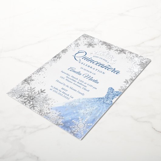 Silver Blue Winter Snowflake Quinceanera Folie Uitnodiging (Gedraaid)