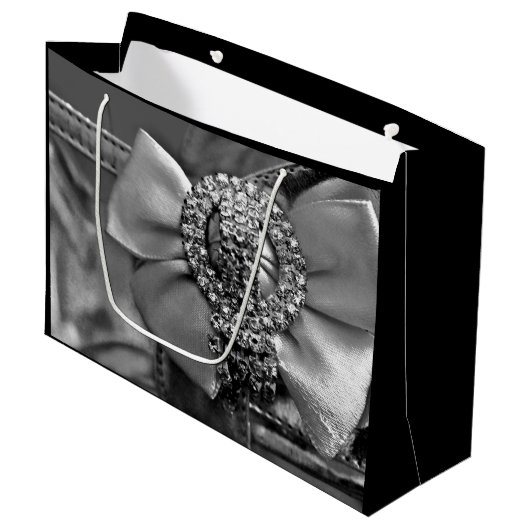 Silver Bow en Crystals Groot Cadeauzakje (Voorkant Gekanteld)