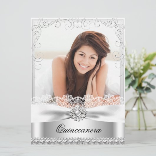 Silver Bow & Lace Quinceanera Birthday Uitnodiging (Staand voorkant)