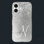 Silver Brushed Metal Glitter Monogram Name iPhone 16 Hoesje<br><div class="desc">Pas dit trendy ontwerp van de telefoonbehuizing eenvoudig aan met  zilveren mousserende glitter op een zilveren geborstelde metalen achtergrond.</div>