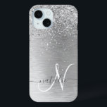 Silver Brushed Metal Glitter Monogram Name iPhone 15 Case<br><div class="desc">Pas dit trendy ontwerp van de telefoonbehuizing eenvoudig aan met  zilveren mousserende glitter op een zilveren geborstelde metalen achtergrond.</div>