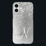 Silver Brushed Metal Glitter Monogram Name iPhone 16 Plus Hoesje<br><div class="desc">Pas dit trendy ontwerp van de telefoonbehuizing eenvoudig aan met  zilveren mousserende glitter op een zilveren geborstelde metalen achtergrond.</div>