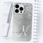 Silver Brushed Metal Glitter Monogram Name Case-Mate iPhone 14 Pro Max Hoesje<br><div class="desc">Pas dit trendy ontwerp van de telefoonbehuizing eenvoudig aan met  zilveren mousserende glitter op een zilveren geborstelde metalen achtergrond.</div>