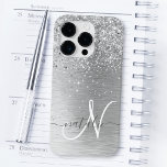 Silver Brushed Metal Glitter Monogram Name Case-Mate iPhone 14 Pro Hoesje<br><div class="desc">Pas dit trendy ontwerp van de telefoonbehuizing eenvoudig aan met  zilveren mousserende glitter op een zilveren geborstelde metalen achtergrond.</div>