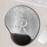 Silver Brushed Metal Glitter Monogram Name Gel Muismat<br><div class="desc">Pas dit trendy ontwerp van het draaiende klokje met  zilveren mousserend glitter op een zilveren geborstelde metalen achtergrond eenvoudig aan.</div>