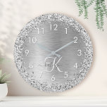 Silver Brushed Metal Glitter Monogram Name Grote Klok<br><div class="desc">Eenvoudig aan te passen aan dit trendy klokontwerp met  zilveren mousserend glitter op een zilveren geborstelde metalen achtergrond.</div>