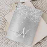 Silver Brushed Metal Glitter Monogram Name iPad Air Cover<br><div class="desc">Pas dit trendy chassis gemakkelijk aan met  zilveren mousserende glitter op een zilveren geborstelde metalen achtergrond.</div>