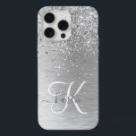 Silver Brushed Metal Glitter Monogram Name iPhone 15 Pro Max Case<br><div class="desc">Pas dit trendy ontwerp van de telefoonbehuizing eenvoudig aan met  zilveren mousserende glitter op een zilveren geborstelde metalen achtergrond.</div>