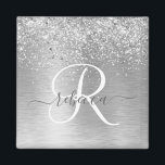 Silver Brushed Metal Glitter Monogram Name Magneet<br><div class="desc">Pas dit trendy chic magnet-ontwerp met  zilveren mousserend glitter op een zilveren geborstelde metalen achtergrond eenvoudig aan.</div>