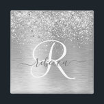 Silver Brushed Metal Glitter Monogram Name Magneet<br><div class="desc">Pas dit trendy chic magnet-ontwerp met  zilveren mousserend glitter op een zilveren geborstelde metalen achtergrond eenvoudig aan.</div>