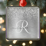 Silver Brushed Metal Glitter Monogram Name Metalen Ornament<br><div class="desc">Pas dit trendy ornament met  zilveren mousserend glitter op een zilveren geborstelde metalen achtergrond eenvoudig aan.</div>