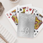 Silver Brushed Metal Glitter Monogram Name Pokerkaarten<br><div class="desc">Pas dit trendy chic-speelkaartontwerp eenvoudig aan met  zilveren mousserend glitter op een zilveren geborstelde metalen achtergrond.</div>