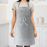 Silver Brushed Metal Glitter Monogram Name Schort<br><div class="desc">Pas dit trendy schort met  zilveren mousserende glitter op een zilveren geborstelde metalen achtergrond eenvoudig aan.</div>