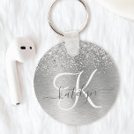 Silver Brushed Metal Glitter Monogram Name Sleutelhanger<br><div class="desc">Pas dit trendy ontwerp van de sleutelhanger met  zilveren mousserende glitter eenvoudig aan op een zilveren geborstelde metalen achtergrond.</div>