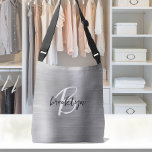 Silver Brushed Metal Zwart Wit Script Monogram Crossbody Tas<br><div class="desc">Deze elegante gepersonaliseerde crossbody tas is voorzien van een monogram en voornaam in modern zwart-wit script op een zilveren faux geborstelde metalen achtergrond.</div>