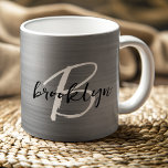 Silver Brushed Metal Zwart Wit Script Monogram Koffiemok<br><div class="desc">Deze elegante gepersonaliseerde koffie-mok heeft een monogram en een voornaam in een modern zwart-wit script op een zilverkleurige metalen achtergrond.</div>