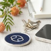 Silver Cancer Sign on Navy Blue Carbon Fiber Print Sleutelhanger (Zijkant)