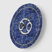 Silver Cancer Zodiac Sign Navy Blue Digital Camo Grote Klok (Hoek)