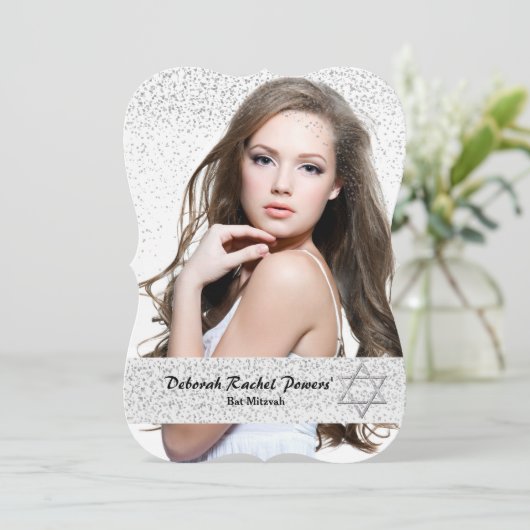 Silver Confetti Bat Mitzvah Uitnodiging (Staand voorkant)