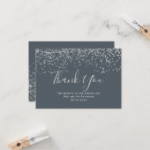 Silver confetti dusty blue typografie bedankt kaart (Voorkant / Achterkant in situ)