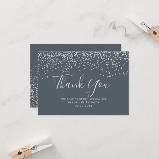 Silver confetti dusty blue typografie bedankt kaart (Voorkant / Achterkant in situ)